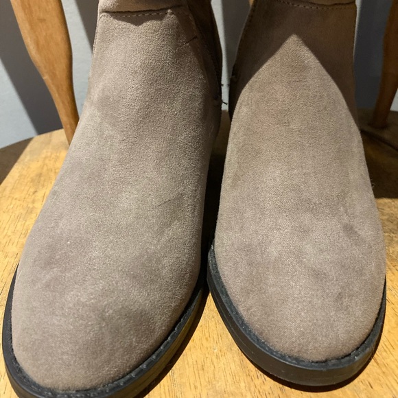 BN le chateau grey suede boots - Picture 4 of 5